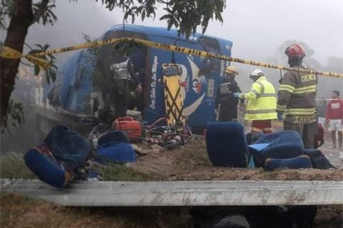 Varios muertos al volcar un bus con hinchas de fútbol en Ecuador